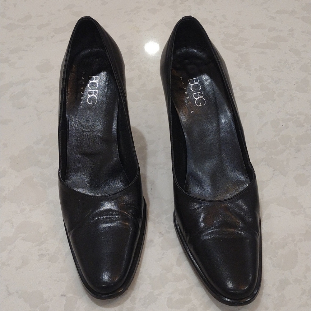 BCBG. Black Leather Pump. Size 8M.